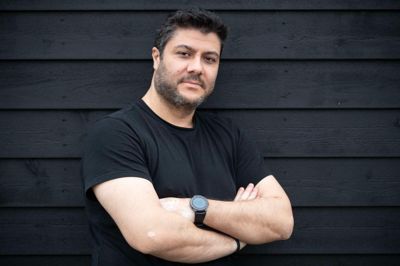 Noah Andersen, der skiftede sit syriske fødenavn ud med et dansk i 2019, har ikke fejret Assad-regimets fald, for han er alt for usikker på, hvad der nu kommer til at ske i Syrien. - Bashar al-Assad er væk. Det er godt. Men vi ved ikke, hvordan fremtiden kommer til at se ud, siger han.
