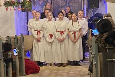 Luciaoptog og vokalgruppen Vellyd afsluttede julekoncerten i Arnborg Kirke med »Dejlig er Jorden«, og som fotoet viser, så er en rigtig jul også med flittig dokumentation med smartphones. Foto: Den Jyske Sangskole