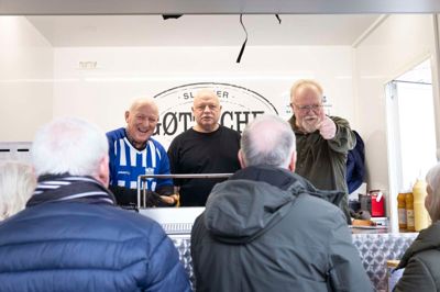 Finn »Gusse« Gustafsson, Michael »Tango« Tang og Per »Tumba« Hansen havde lørdag så travlt med at sælge pølser, at de ikke alle nåede at tage Herning Fremad-trøjen på.