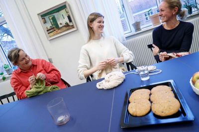 Vejleder og underviser i strikkefællesskabet »Slip maskerne fri«, Mathilde Averhoff, t.h., har skabt et trygt og inkluderende rum for unge, der måske mangler netværk eller bare har brug for et frirum, hvor de kan strikke, snakke og dele deres oplevelser. 22-årige Yasmin i midten savnede netop et fællesskab, hvor hun kunne møde nye mennesker, efter at mange af hendes venner er flyttet til Aarhus for at læse. Til venstre er det eventkoordinator i Huset No7, Kristina Kaspersen.