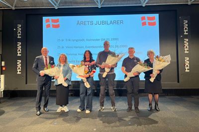 Fra venstre er det Georg Sørensen (administrerende direktør), Mette Farcinsen Leth (teknisk koordinator, 35-årsjubilæum), Vinni Hansen (eventkoordinator, 25-årsjubilæum), Erik Lyngstadt (halmester, 25-årsjubilæum), Tommas Hviid Kristensen (lyd/av-formand, 25-årsjubilæum) og Jytte Andersen (projektleder, 35-årsjubilæum).