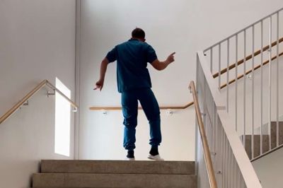 Overlæge Christian Møller fra hjerteafdelingen i Gødstrup demonstrerer nogle solide og misundelsesværdige »dansemoves« i afdelingens Facebook-julekalender.