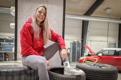 Lidt genert - men for avisens skyld indvilgede Michelle Mathiesen i at tage opstilling på nogle bildæk hos sin mekaniker og største sponsor. Hun kan dog bedst lide at posere, når musikken kører, og konkurrence-adrenalinen pumper.