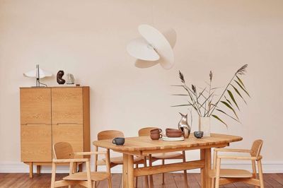 Skovbys bord #74 kombinerer ellipseform og typisk 70’er-design. I år fylder det 50 år.