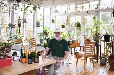 Asger Green holder champagnesmagninger i orangeriet i privaten på Krogvejen i Arnborg, hvis ikke han tager ud til dem, der bestiller ham til en snak og en smagsprøve på boblerne fra Germain Pidansat.