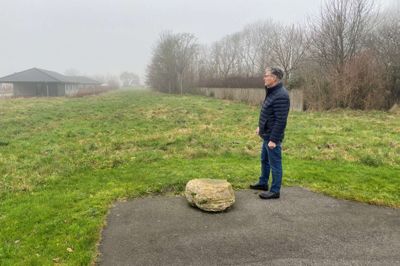 Niels Simonsen bor i Tangsøparken og savner stier til den nye sø og den nye bro, der er anlagt i området. Der er blandt andet planlagt en forlængelse af stien her og over til den nye bro.
