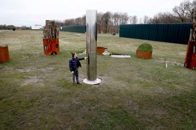 Delene fra den gamle og ikoniske Ege-skorsten er nu blevet til den kunstinstallation, som administrerende direktør Rune Stephansen her står midt i.