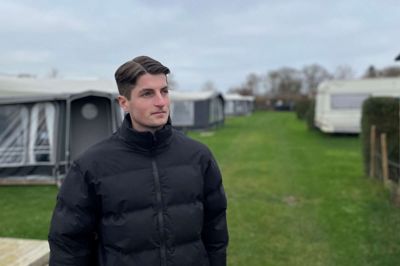I godt to år har Frederik Uth Toldstrup været medejer af Saksild Strand Camping, som han ejer sammen med sine forældre Ruth og Jens Toldstrup, der inden camping-eventyret boede i Arnborg i over 20 år.