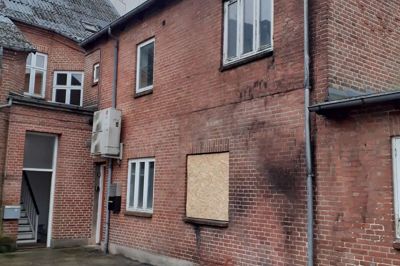 Baggården ved Bredgade 40 i Herning. Her blev fire affaldscontainere antændt lørdag aften.