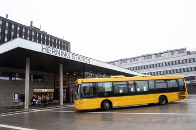 Herning Station er et af de steder, hvor der bliver opstillet cykelstativer med el-lademulighed.