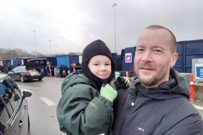 Rasmus Nissen med sønnen Marius i favnen. Både far og søn glæder sig til, at Marius skal begynde at spille fodbold til foråret.