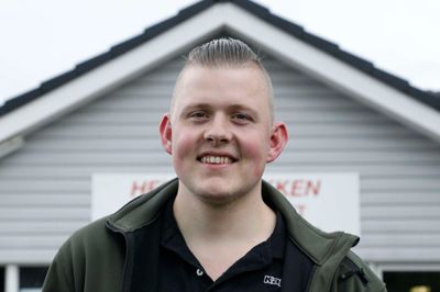 Kaster du sig selv over gryderne nytårsaften, råder Rasmus Birkkjær dig til at satse på en menu, du er tryg ved i stedet for noget, der skal imponere. - Folk husker, hvordan maden smagte, men ikke hvad der stod på menuen, siger han.