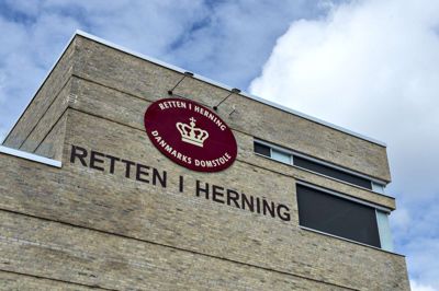 Retten i Herning idømte torsdag en 53-årig mand to års fængsel for at have truet sin daværende kæreste og være i besiddelse af et oversavet jagtgevær.