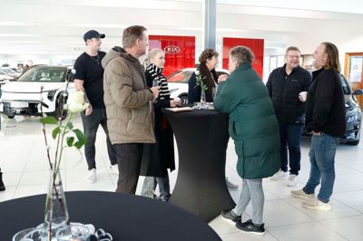 Humøret var højt hos bilforhandleren Uggerhøj på Wedellsborgvej, hvor mange fik sig et kig på de mange fristende biler. De røde pølser med brød fristede også.