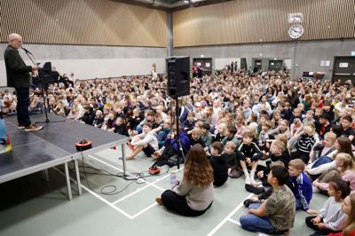 Skoleleder Erik Søgaard lagde for, da alle Lindbjergskolens elever mandag var samlet for at fejre skolens fem års fødselsdag.