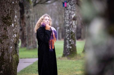 Til foråret kommer Karoline Løbner Tougaard hjem til Ikast. Men det er på lånt tid, for hun rejser videre ud i verden for at mødes med sin kæreste i et nyt land.