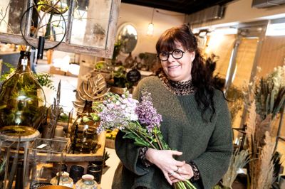 Heidi Engedahl, der er uddannet blomsterdekoratør, lukker blomsterbutikken i midten af februar. Hun rykker istedet hen til Meny i samme gade, hvor hun får ansvaret for blomsterafdelingen.