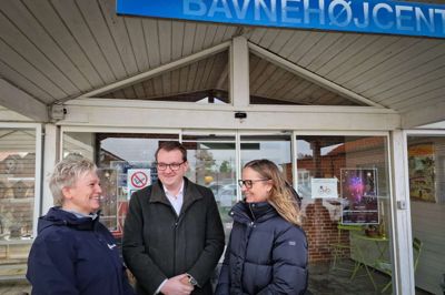 - Vi har et meget stærkt forankret lokalsamfund i Nørre Snede, og når der opstår en opgave, er der altid nogen, er er klar til at løfte den, mener Tinne Westfall Lambertsen (tv) fra EDC Nørre Snede. I midten er det Mads Breum Berg fra EDC og til højre ses Rikke Breinbjerg fra Ripevial Boliger.