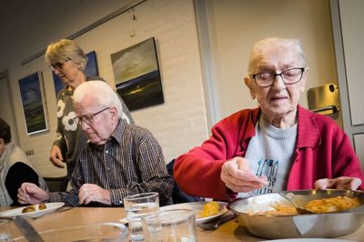 Henny Nielsen (forrest) klarer selv kyllingebrystet i flødesovs, og det samme gør Ejnar Nielsen. Maja Christensen (stående) og hendes serveringsmakker, Elsebeth Daugaard, hjælper dog gerne med at skære maden ud, og kører gerne Bavnehøjs fælles-spisere til og fra lejlighederne, hvis der er behov for det