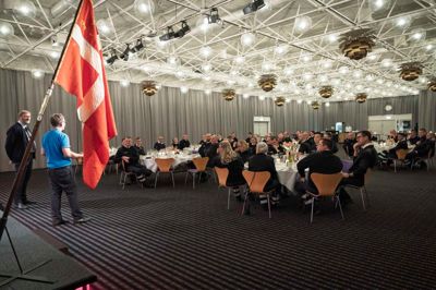 De fremmødte til nytårsparolen fik en nytårshilsen fra Jens Jensen (S) (blå trøje) og Jens Erik Damgaard (K), der begge sidder i byrådet i Ringkøbing-Skjern Kommune og er medlemmer af beredskabskommissionen for Brand & Redning Midtvest.