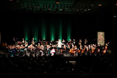 Der er fyldt godt op på scenen, når Promenadeorkestret Lauseniana giver den årlige nytårskoncert i MCH Herning Kongrescenter.