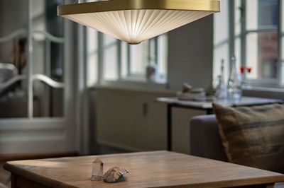 Le Klints nye lampe Celine er en hyldest til Kaare Klint og hænger sammen med hans egne lamper på Designmuseum Danmark.