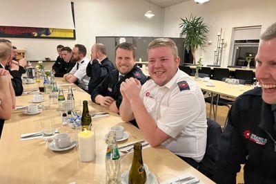 25-årige Frederik Staal Nybo (i hvid skjorte) kom slemt til skade, da han i oktober sidste år var på arbejde som brandmand. Han er stadig sygemeldt, men håber, fysikken snart er så god, at han kan tilmelde sig vagtplanen igen.