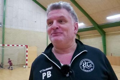 Pauli Bach under en træning med de yngste spillere i KLG Fodbold. Han har nu modtaget DBU Jyllands Ungdomslederlegat for sin store uegennyttige indsats.