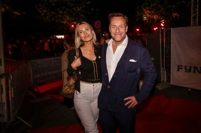 Så glade var de engang, men siden er smilene stivnet. Katherine Diez forsøger stadig at klemme al den opmærksomhed ud af forholdet, som hun kan.