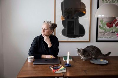 Fanny bliver formentlig en god skrivekat med tiden, vurderer Dorthe Nors. Hun har lært ikke at forstyrre forfatteren, når hun skriver, men da der fornylig skulle samles en Jysk-kommode, var det svært ikke at blande sig.