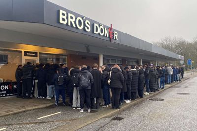 Køen gik et godt stykke ned forbi Rema 1000, da Bro's Döner fredag formiddag åbnede med gratis dönere til de første 200.