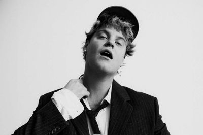 »Voksen« er en af sangene på Hjalmers nye album, som snart udkommer.
