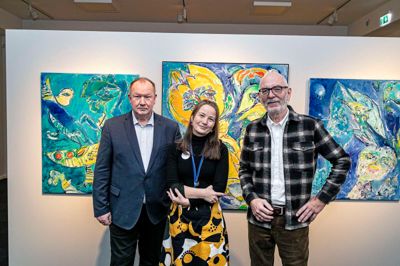 Midt i Carl-Henning Pedersens farveglade univers ses fra ferniseringen museumsinspektør Majken Høgh Olsen, der er ansvarlig for udstillingen, sammen med to af de nøglepersoner fra Herning, som har gjort udstillingen mulig, nemlig formand og næstformand for Carl-Henning Pedersens Fond, Finn Poulsen og Johs. Poulsen.