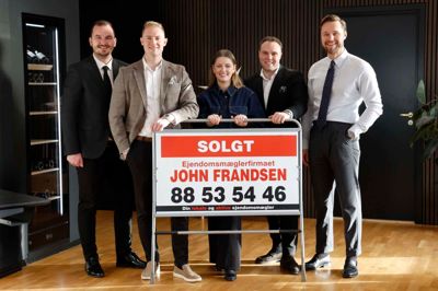 Ejendomsmæglerfirmaet John Frandsen i Herning har endnu engang haft et rekordår. Fra venstre: Thomas Guldbæk, Alex Nørgaard Hansen, Miriam Olesen, Frederik Krusborg Andersen og Phillip Thusing.