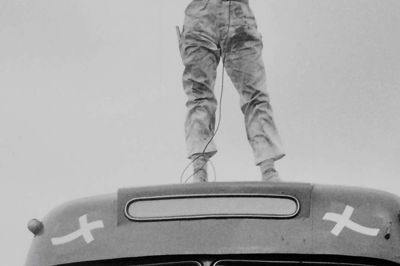 Med rebelsk attitude var Henrik Flagstad med til at indtage Brande i sommeren 1968. Den høje »pistolføring« med elværktøj skyldes, at kunstnerne selv bidrog til det det praktiske arbejde med gavlværkerne, om end både lokale frivillige og håndværkere var en del af den skabende proces. Foto: Knud Rauff Nielsen (udlånt fra bogen »Kunsten på gavlen«)