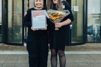 Sygeplejerske og klinisk vejleder Anna Marie Hvid (t.h.) tager på vegne af akutafdelingen imod prisen som årets bedste praktiksted i Region Midtjylland. Studerende Apisada La Cour stod for en af to indstillinger til prisen.