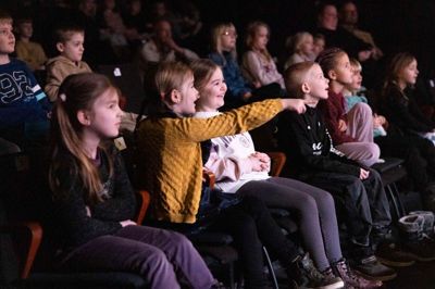 Forestillingen »Vild« kildrede lattermusklerne hos det meget unge publikum.
