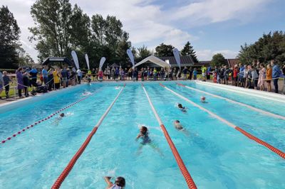 Bording Friluftsbad er et samlingspunkt for hele byen, men for få kræfter har trukket det frivillige læs. Derfor indkaldte bestyrelsen til et møde, hvor det blev gjort klart, at badet ville risikere at lukke.