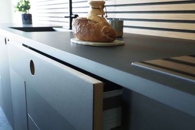 Ved renovering genanvender OK Køkkenrenovering eksisterende elementer som korpus og sokler, så kun synlige elementer som låger og bordplade bliver udskiftet.