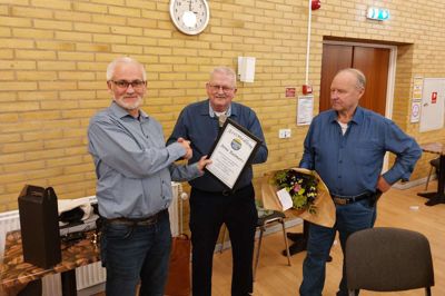 Arne Reimers (t.v.) blev tirsdag udnævnt til æresmedlem af Sunds Senior. I midten er det Sunds Seniors formand, Kai Bendixen, og til højre næstformand Kalle Nielsen.