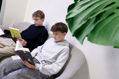 Buster Brøndsted (t.v.) og Nicklas Rahbek Andersen går begge i 7. klasse, og de har store forventinger til det store læseprojekt, de netop er gået i gang med på Lundgårdskolen.