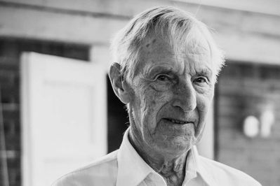 Erland Ahnfeldt Kjeldsen er her fotograferet til sin datter Pia Andersens bryllup, som fandt sted 18. juli 2020 i haven ved hendes og ægtemanden Thomas Andersens hjem i Helsinge på Sjælland.