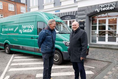 Herning Ny Teaters grønlakerede kassevogn er et synligt bevis på, at Jyske Bank er kommet til som stor sponsor. Samarbejdet vækker ikke kun glæde hos teaterdirektør Michael Asmussen (t.v.), men også hos Jyske Banks markedsdirektør i Herning, René Andresen.
