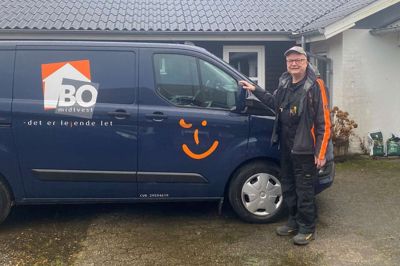 Mikael Hansen bruger transporttiden i viceværtbilen på at ringe til de beboere, han opdager, måske ikke har så mange andre at snakke med.