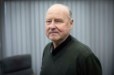 Kalle Nielsen runder 80 år i denne uge. Han bruger en stor del af sin tid på at sikre mulighed for at andre pensionister og seniorer i Sunds kan holde sig aktive.