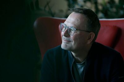 Det tog Egon Jakobsen omtrent et årti at springe helt ud af skabet som homoseksuel. Han råder andre, som endnu ikke har taget springet, til at lade være med at udskyde det - for livet er for kort til at forsøge at være noget, man ikke er.