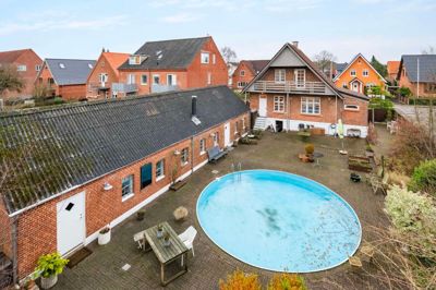 Ugens bolig på Fynsgade i Herning byder på både pool og en 104 kvadratmeter stor bagbygning i baghaven. Det er ret unikt, fortæller indehaver og ejendomsmægler Michael Thomsen.
