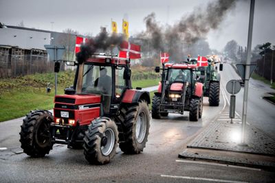 Omkring 100 traktorer og lastbiler vil lørdag køre rundt i Herning by i protest mod blandt andet Den Grønne Trepart. Billedet her er fra en tidligere protest-aktion et andet sted i landet.
