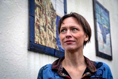 Ann Bovin er aktiv størstedelen af døgnets timer. Og gennem årene har hun forfulgt mange af sin drømme. Kunstværkerne bag hende, har hendes far lavet, men Ann Bovin har aldrig gravet efter en kreativ åre hos sig selv, for hun vil ikke byde sig selv eller sin familie et liv, som det hun oplevede i barndommens kunstnerhjem.