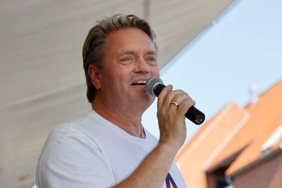 Johnny Hansen og Kandis bliver de første på scenen på Søvej til årets Ildfest Regatta. Desuden kommer Lis Sørensen også på samme scene, og så mangler der endnu et par navne til om torsdagen. Der er dog også mulighed for at lytte til en helt anden musikgenre på havnen, hvor den står i rockmusikkens tegn.